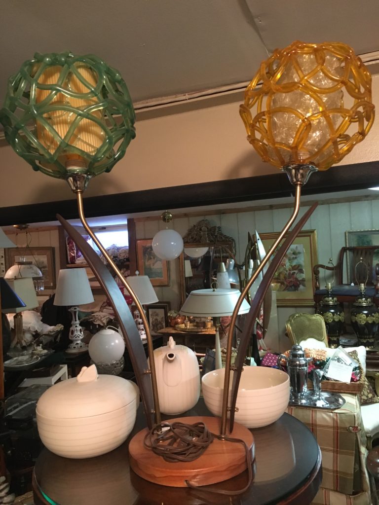 Fabulous spaghetti “flower” table lamp.